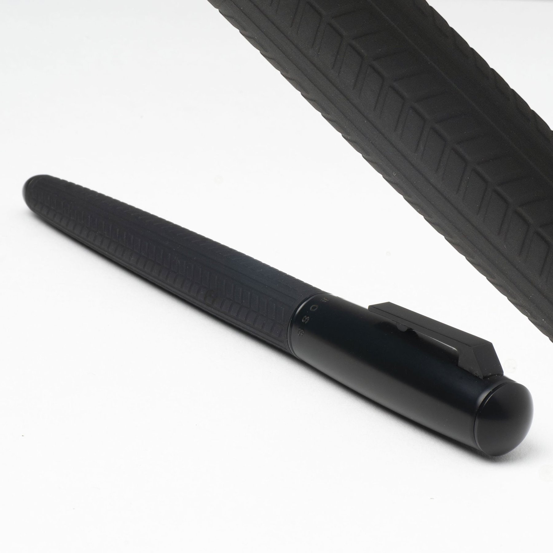 Hugo Boss Писалка Pure Tire, в кутия, черна - Image 2